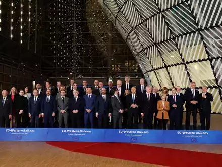 Das traditionelle Gruppenfoto der Staats- und Regierungschefs der Europäischen Union und der westlichen Balkanstaaten in Brüssel. - Foto: Omar Havana/AP/dpa