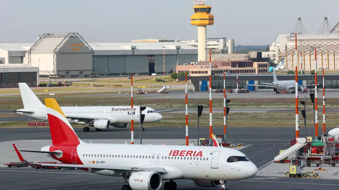 Das Bodenpersonal der spanischen Fluglinie Iberia will über die Feiertage streiken. - Bild: Bodo Marks/dpa