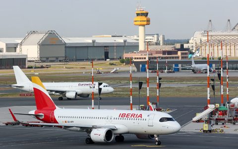 Das Bodenpersonal der spanischen Fluglinie Iberia will über die Feiertage streiken. - Foto: Bodo Marks/dpa