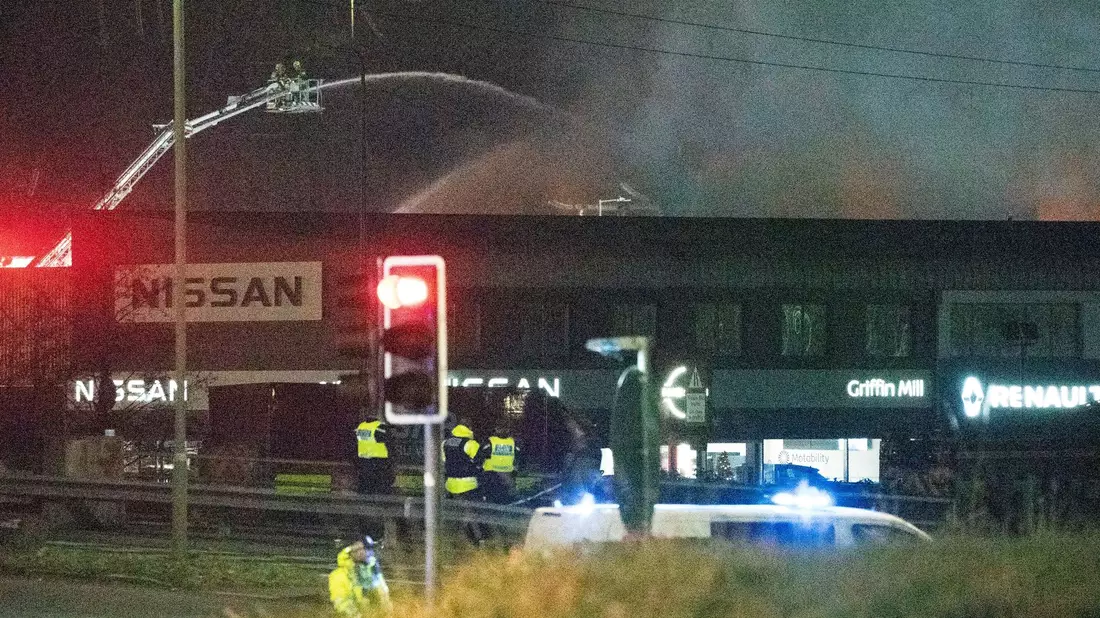 Feuerwehrleute löschen die Flammen am Einsatzort in der Severn Road in Treforest, Südwales. - Bild: Ben Birchall/PA Wire/dpa