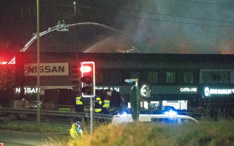 Feuerwehrleute löschen die Flammen am Einsatzort in der Severn Road in Treforest, Südwales. - Foto: Ben Birchall/PA Wire/dpa