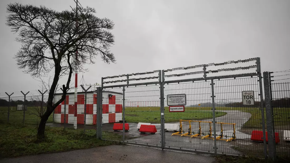 Eine mobile Rammschutzanlage sichert eine Einfahrt zum Flugfeld am Südende des Hamburger Flughafens. - Bild: Christian Charisius/dpa
