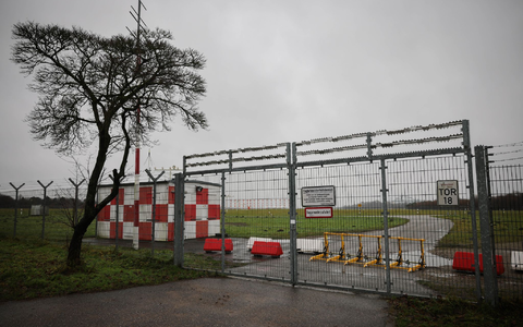 Eine mobile Rammschutzanlage sichert eine Einfahrt zum Flugfeld am SĂŒdende des Hamburger Flughafens. - Foto: Christian Charisius/dpa Eine mobile Rammschutzanlage sichert eine Einfahrt zum Flugfeld am SĂŒdende des Hamburger Flughafens. - Foto: Christian Charisius/dpa