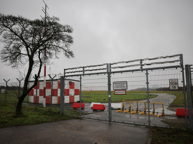 Eine mobile Rammschutzanlage sichert eine Einfahrt zum Flugfeld am Südende des Hamburger Flughafens. - Foto: Christian Charisius/dpa