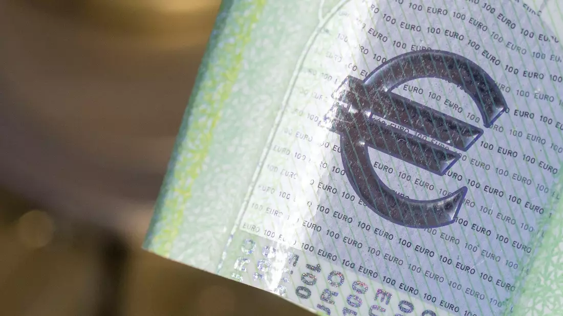 Die Zinsen auf Festgeld sinken einer Auswertung zufolge wieder. - Bild: Hendrik Schmidt/dpa