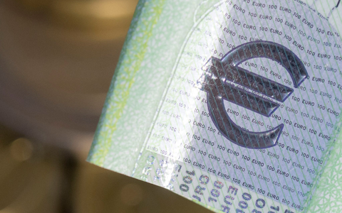 Die Zinsen auf Festgeld sinken einer Auswertung zufolge wieder. - Foto: Hendrik Schmidt/dpa