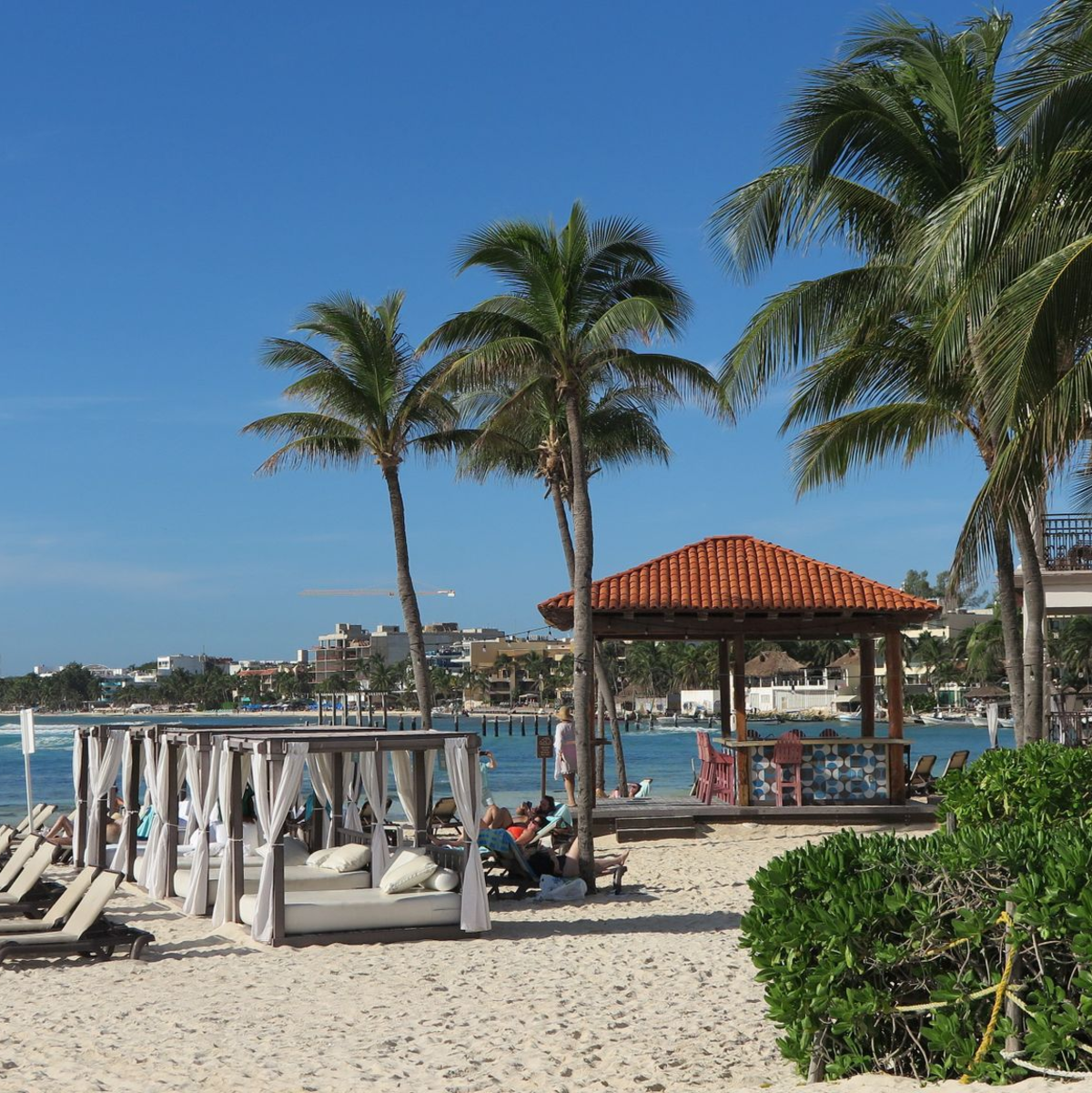 Liegestühle stehen am Strand in Playa del Carmen in Yucatan. - Foto: Andrea Sosa/dpa
