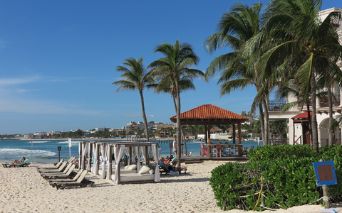 Liegestühle stehen am Strand in Playa del Carmen in Yucatan. - Foto: Andrea Sosa/dpa