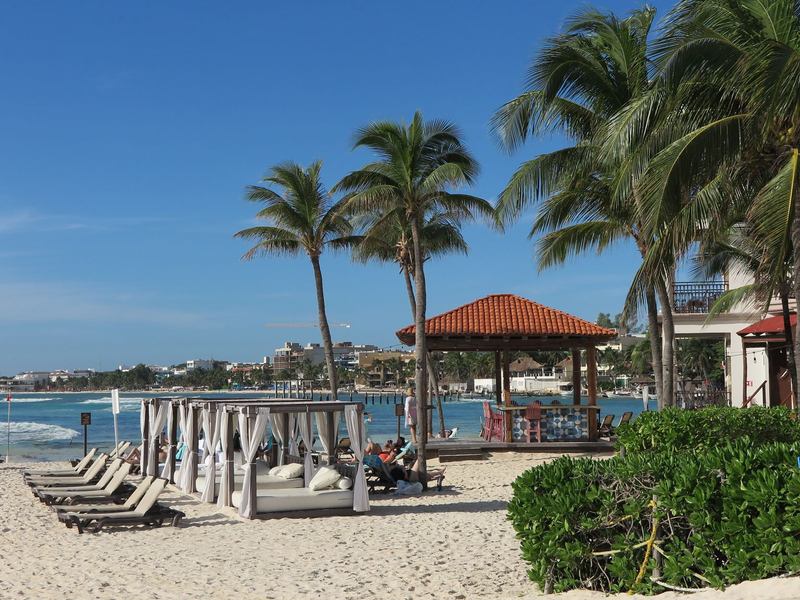 Liegestühle stehen am Strand in Playa del Carmen in Yucatan. - Foto: Andrea Sosa/dpa