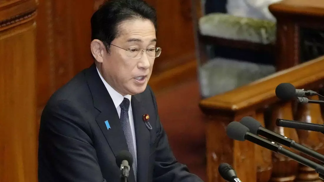 Ministerpräsident Fumio Kishida wird das Kabinett umbesetzen. - Bild: -/Kyodo News/AP/dpa