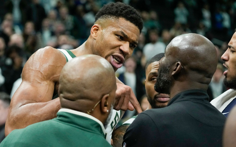 Stand beim Bucks-Sieg gegen die Indiana Pacers im Mittelpunkt: Giannis Antetokounmpo. - Foto: Morry Gash/AP/dpa