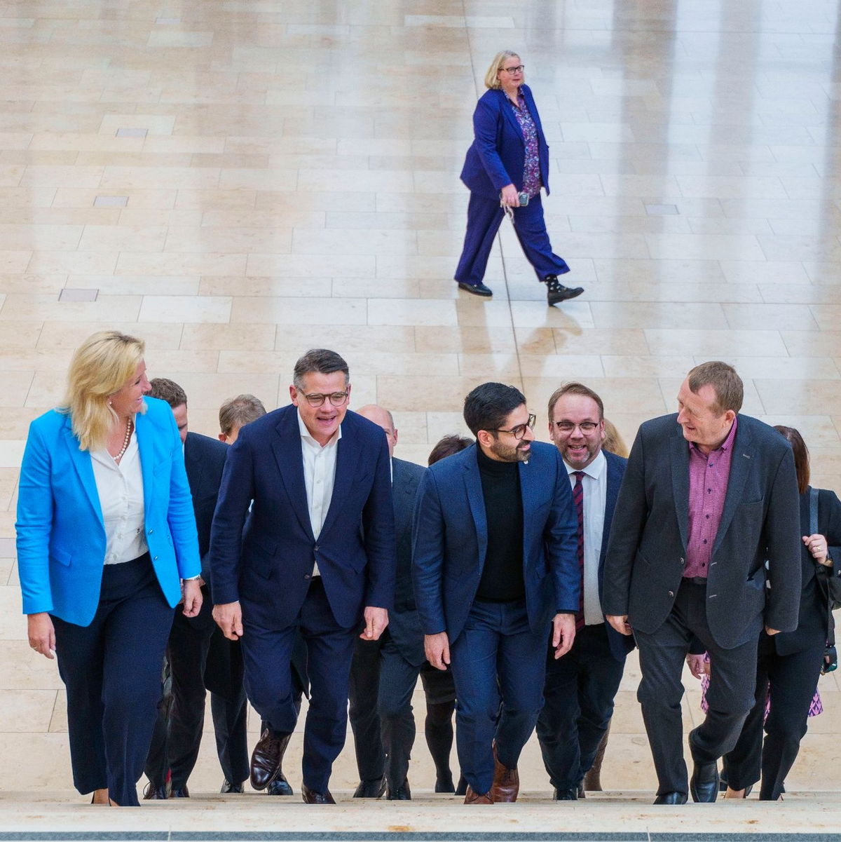 Die Verhandlungsgruppe von CDU und SPD in Hessen haben einen Koalitionsvertrag ausgearbeitet. - Foto: Andreas Arnold/dpa