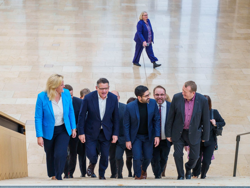 Die Verhandlungsgruppe von CDU und SPD in Hessen haben einen Koalitionsvertrag ausgearbeitet. - Foto: Andreas Arnold/dpa