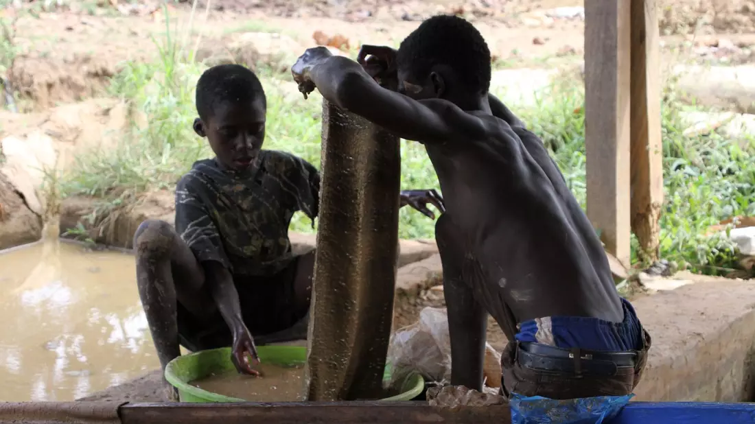 Goldverarbeitungsanlage in der Region Brong-Ahafo in Ghana: Zwei kleine Jungen waschen das Erz, um es vom Schlamm zu trennen. - Bild: Kristin Palitza/dpa