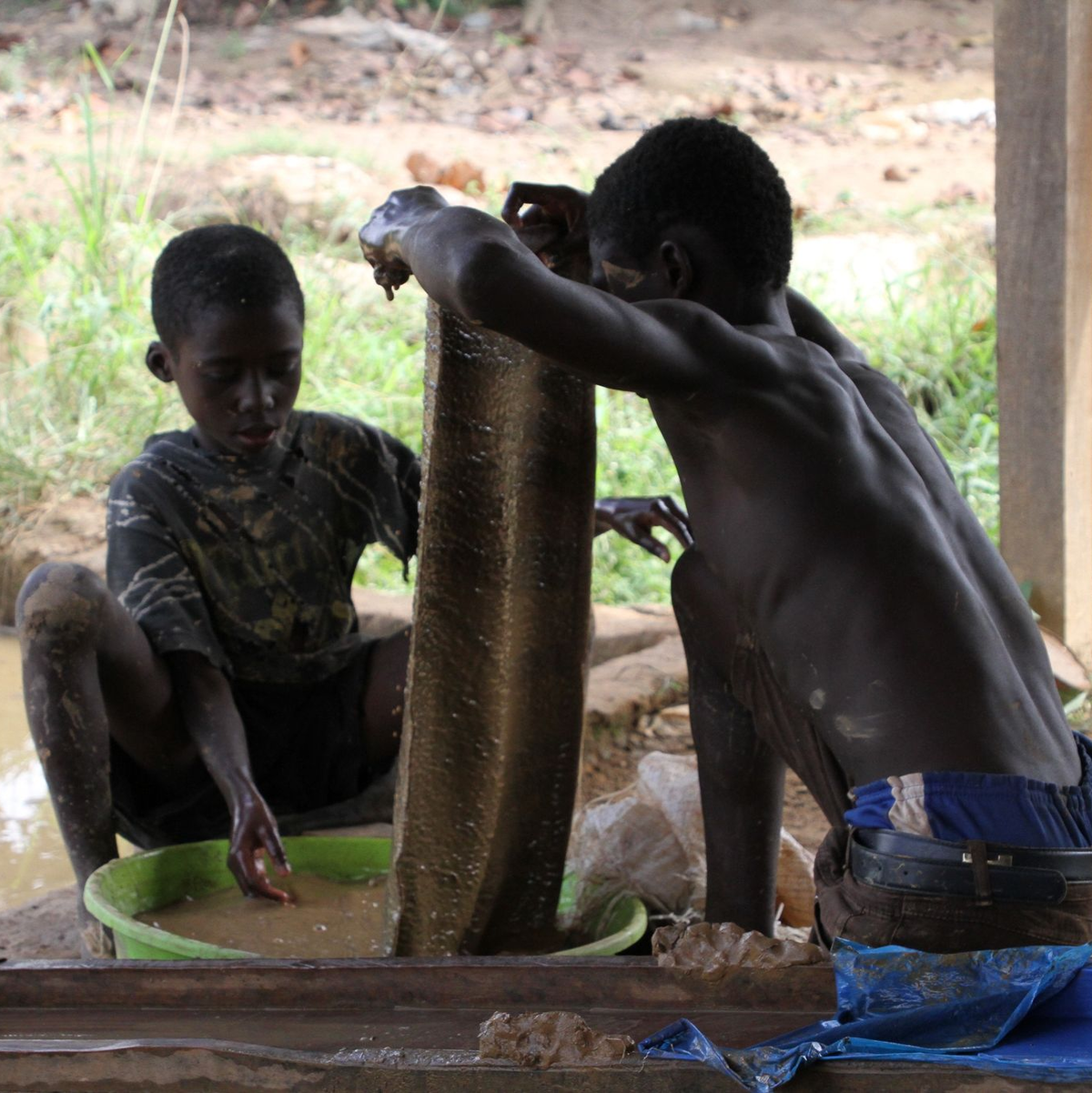 Goldverarbeitungsanlage in der Region Brong-Ahafo in Ghana: Zwei kleine Jungen waschen das Erz, um es vom Schlamm zu trennen. - Foto: Kristin Palitza/dpa