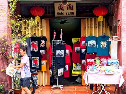 T-Shirts und andere Dinge, auf denen Street Art-Kunstwerke aus Penang abgebildet sind, werden in einem Geschäft zum Kauf angeboten. - Foto: Genevieve Tan Shu Thung/dpa