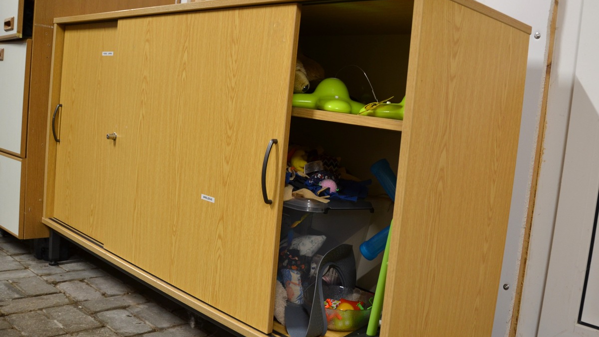 BPOL-CUX: Bundespolizei spendet Büromöbel an lokale Organisationen - Foto: presseportal.de