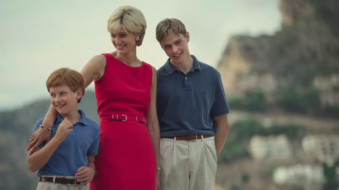 Fflyn Edwards (l-r) als Prinz Harry, Elizabeth Debicki als Prinzessin Diana und Rufus Kampa als Prinz William spielen in der Serie «The Crown» mit. - Bild: Daniel Escale/Netflix/dpa