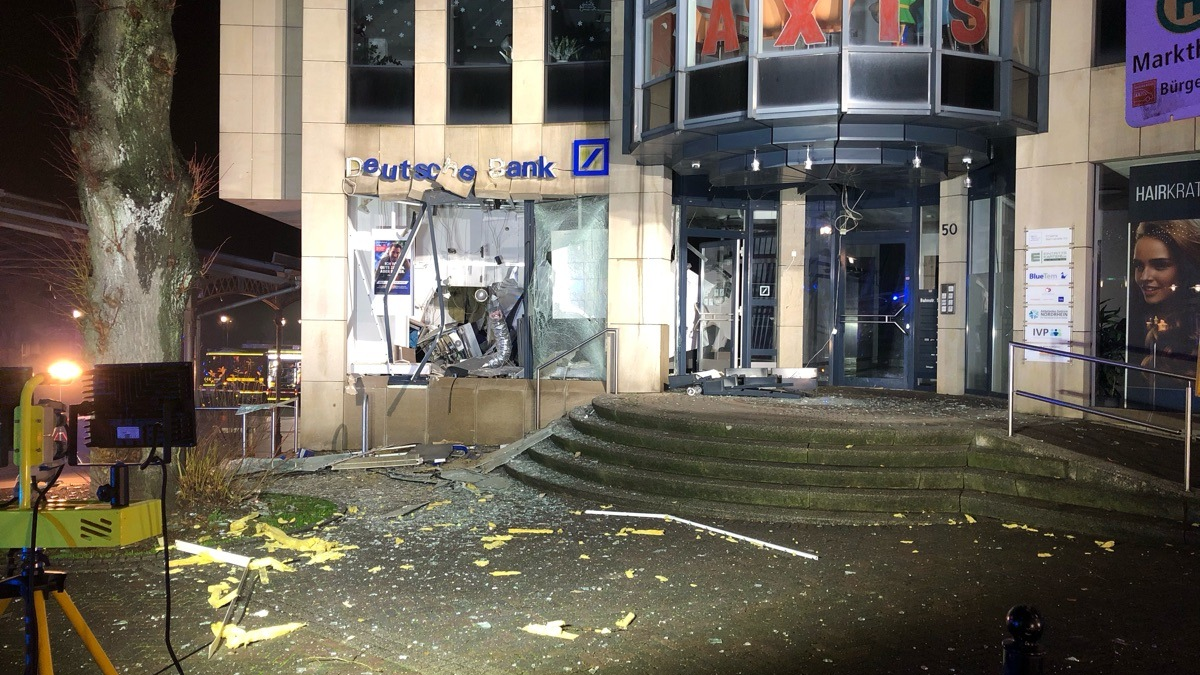 POL-ROW: ++ Elektrik am Bahnübergang durch Feuerwerk beschädigt ++ Mit Haftbefehl und ohne Führerschein auf der A1 unterwegs ++ Unbekannte brechen Firmentransporter auf und entwenden Werkzeuge ++ - Foto: presseportal.de