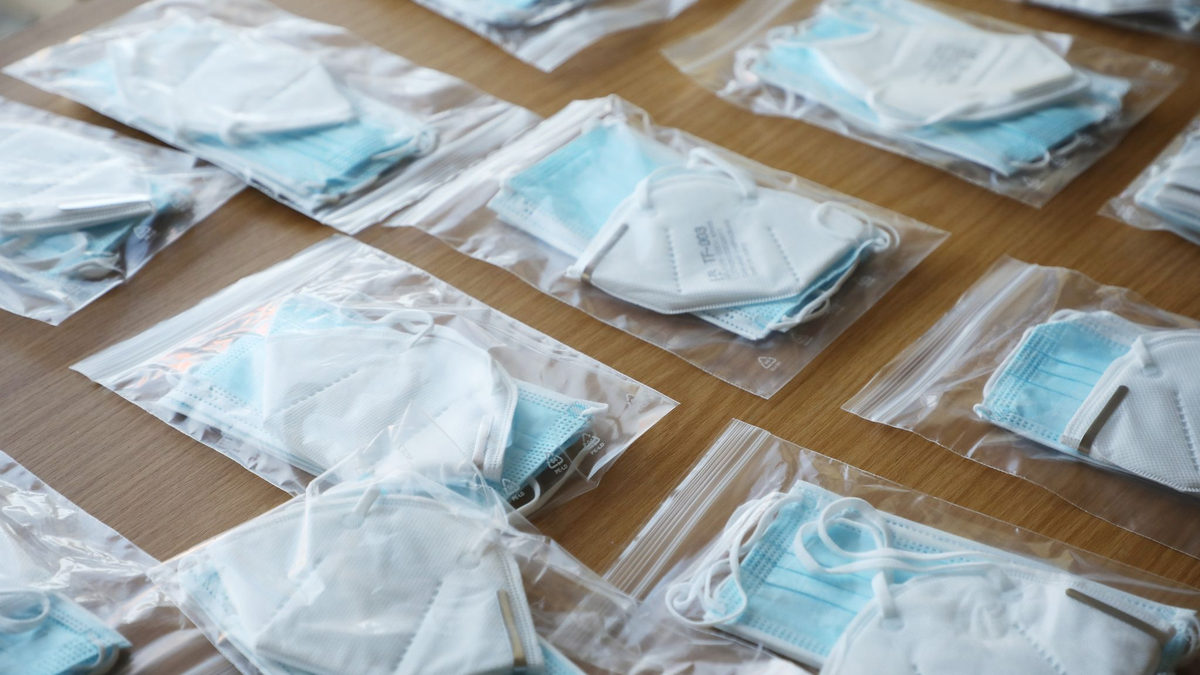 Tüten mit funktionstüchtigen FFP2-Masken und OP-Masken. (Symbolbild) - Foto: Bodo Schackow/dpa-Zentralbild/dpa