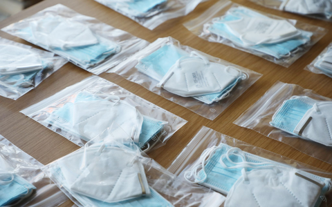 Tüten mit funktionstüchtigen FFP2-Masken und OP-Masken. (Symbolbild) - Foto: Bodo Schackow/dpa-Zentralbild/dpa