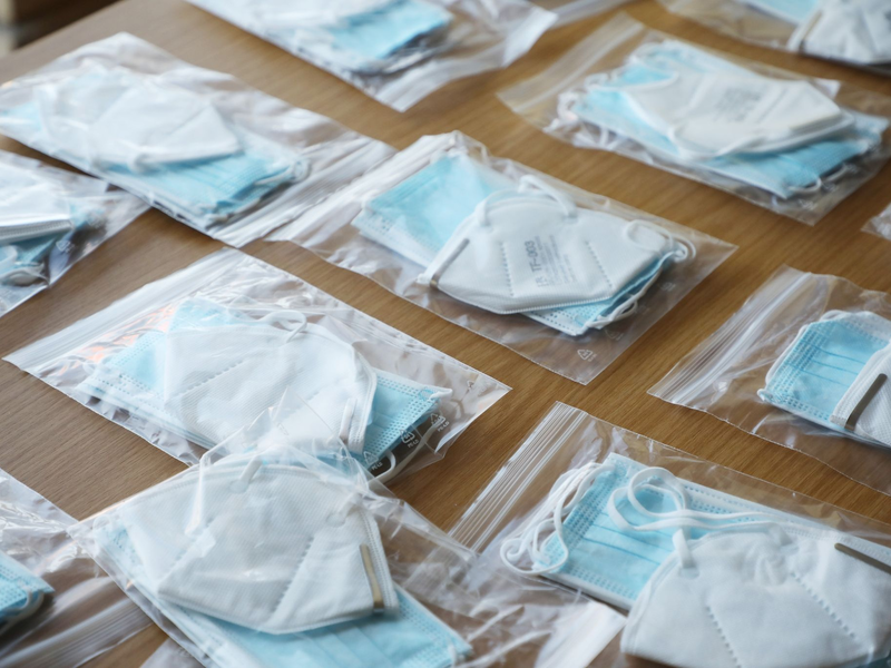 Tüten mit funktionstüchtigen FFP2-Masken und OP-Masken. (Symbolbild) - Foto: Bodo Schackow/dpa-Zentralbild/dpa