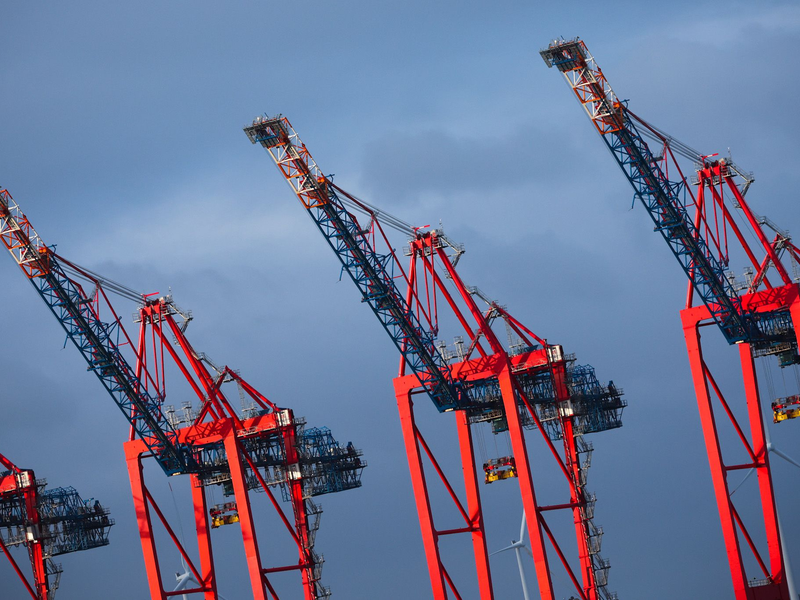 Containerbrücken am Containerterminal von Eurogate im Hamburger Hafen. - Foto: Christian Charisius/dpa