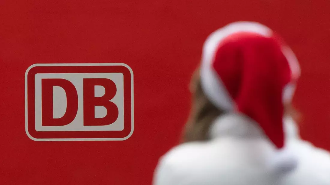 Die Deutsche Bahn stockt ihr Zugangebot über die Feiertage auf. - Bild: Sebastian Christoph Gollnow/dpa