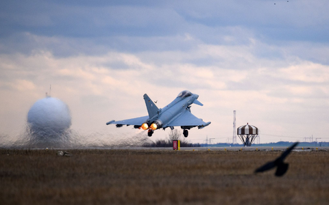 Ein deutscher Eurofighter startet in Rumänien (Symbolbild). - Foto: Bernd von Jutrczenka/dpa