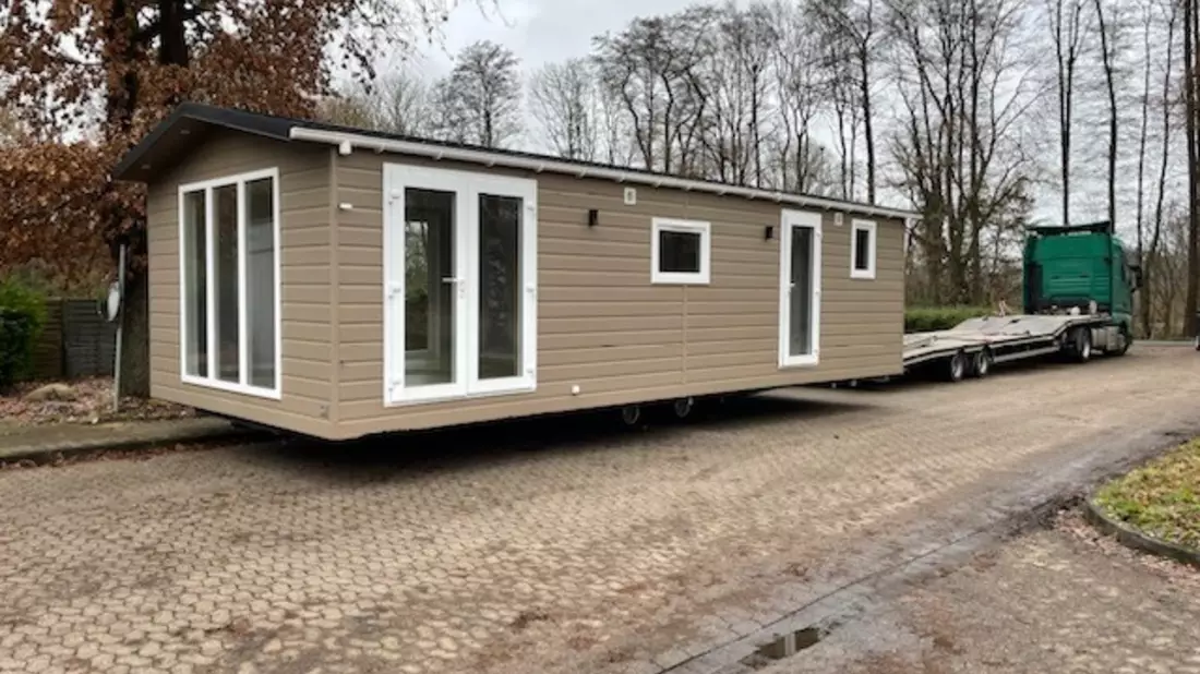 POL-CUX: Transport eines Mobilheims stillgelegt (Lichtbild in der Anlage) - Bild: presseportal.de