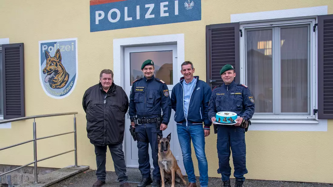 HARTL HAUS-Jubiläum mit Polizeihund - Bild: HARTL HAUS über pressetext.de