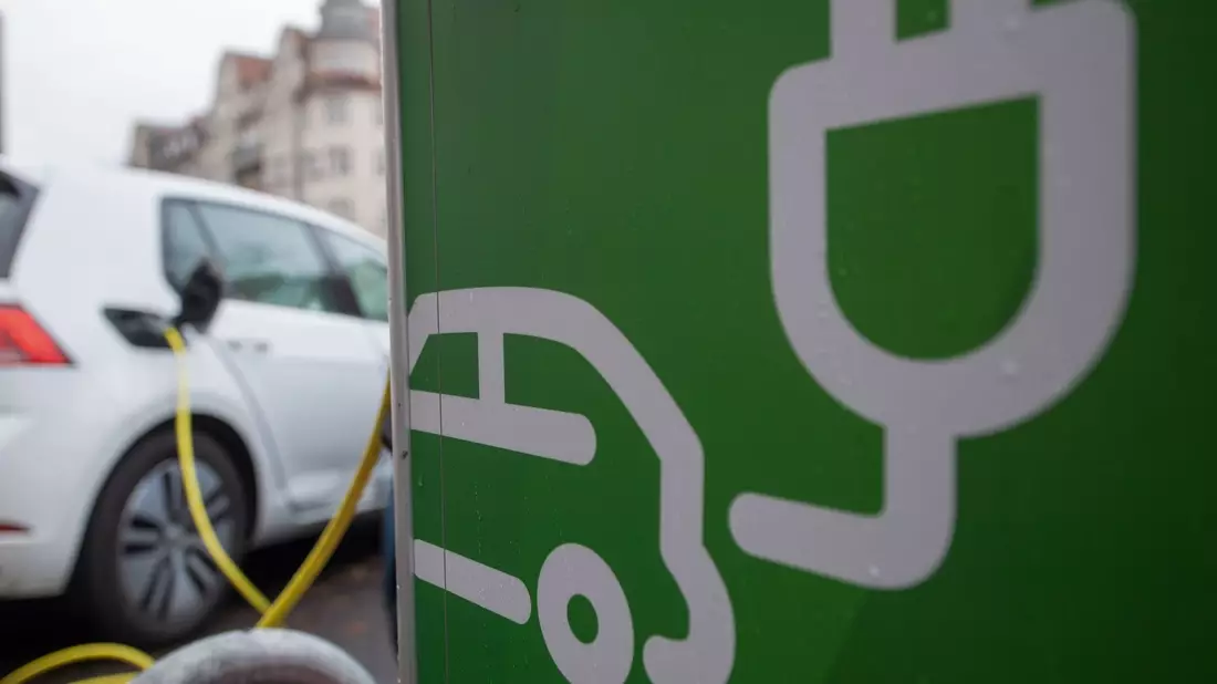 Der Absatz von Elektroautos war auch im August hoch. (Archivbild) - Bild: Hendrik Schmidt/dpa