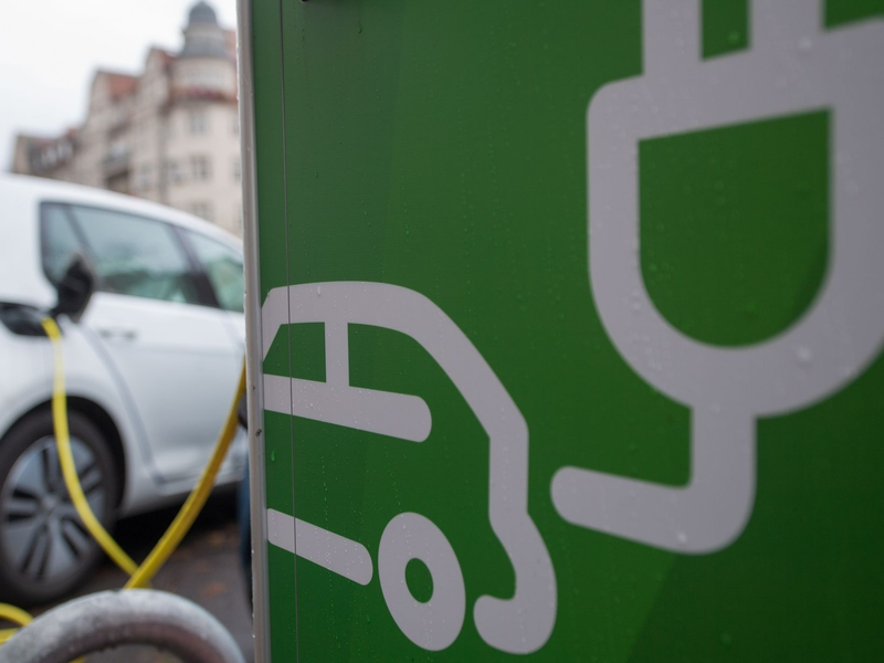 Der Absatz von Elektroautos war auch im August hoch. (Archivbild) - Foto: Hendrik Schmidt/dpa