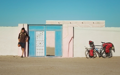 Mit dem Fahrrad unterwegs: 3sat zeigt den Dokumentarfilm Anderswo. Allein in Afrika - Foto: presseportal.de