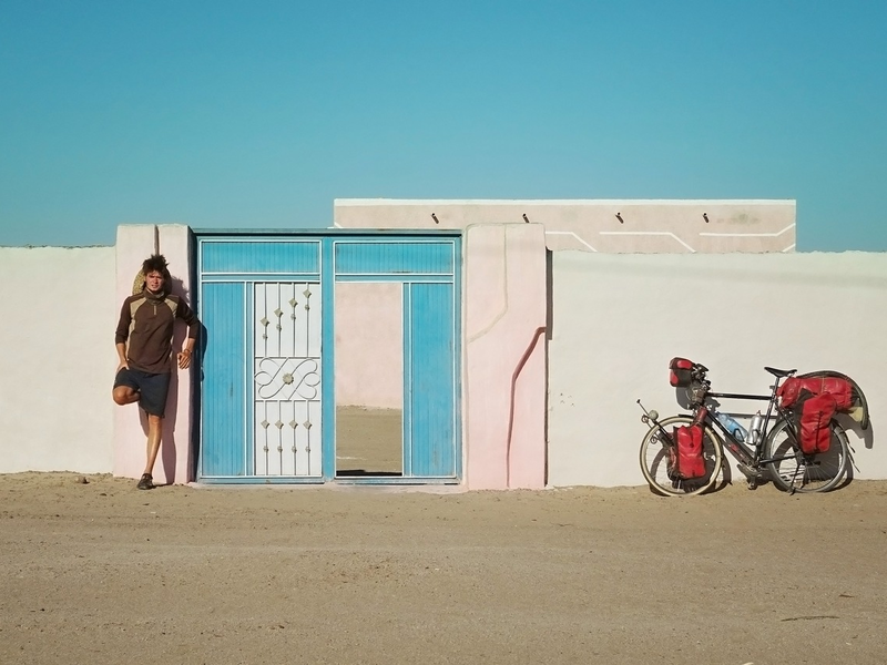 Mit dem Fahrrad unterwegs: 3sat zeigt den Dokumentarfilm Anderswo. Allein in Afrika - Foto: presseportal.de