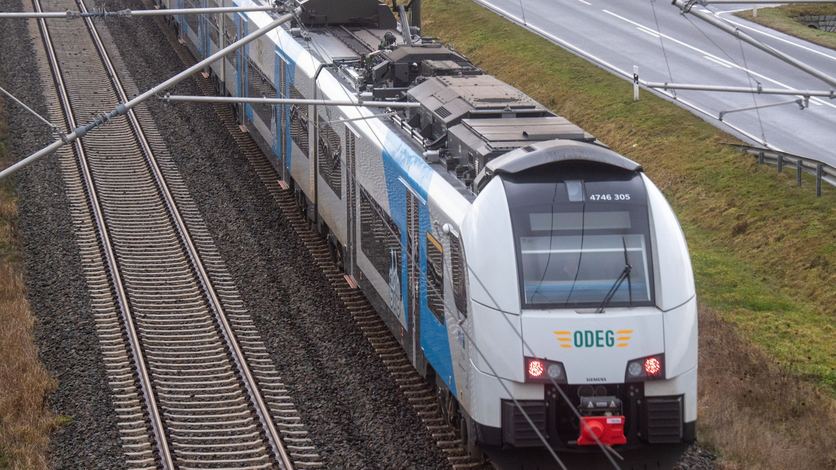 Die Lokführergewerkschaft GDL hat sich in Tarifverhandlungen mit einem Konkurrenten der Deutschen Bahn auf eine 35-Stunden-Woche für Schichtarbeiter geeinigt. - Foto: Stefan Sauer/dpa