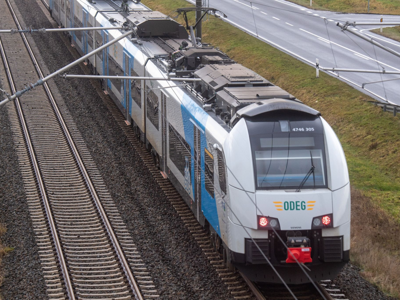 Die Lokführergewerkschaft GDL hat sich in Tarifverhandlungen mit einem Konkurrenten der Deutschen Bahn auf eine 35-Stunden-Woche für Schichtarbeiter geeinigt. - Foto: Stefan Sauer/dpa