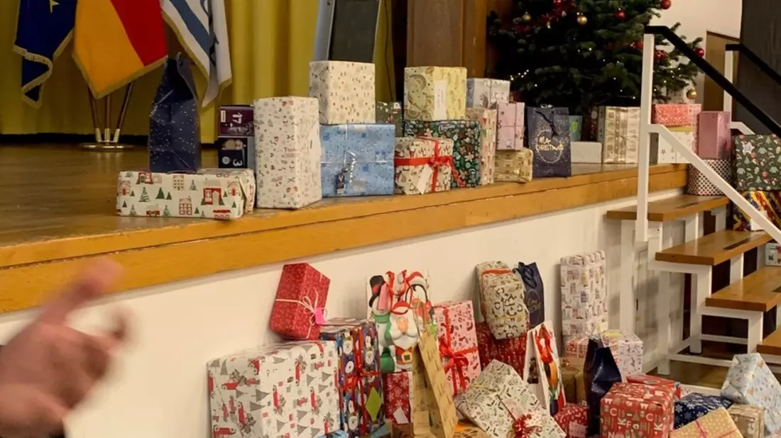HZA-GI: Spendenaktion Weihnachten im Schuhkarton Bedienstete des Hauptzollamtes Gießen spenden Weihnachtspäckchen für Kinder an die Diakonie in Gießen - Bild: presseportal.de