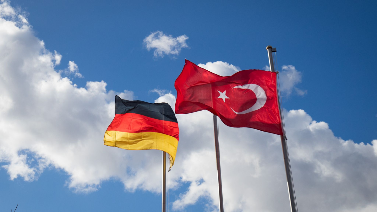 Die deutsche und die türkische Flagge sind vor einer Moschee zu sehen. Die Bundesregierung will die Ausbildung zusätzlicher Imame im Inland finanziell fördern. - Foto: Christian Charisius/dpa