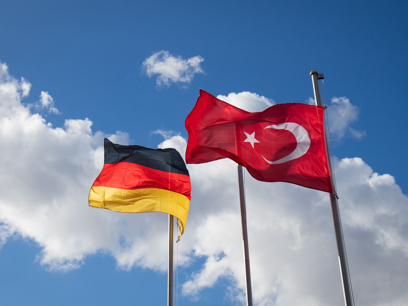 Die deutsche und die türkische Flagge sind vor einer Moschee zu sehen. Die Bundesregierung will die Ausbildung zusätzlicher Imame im Inland finanziell fördern. - Foto: Christian Charisius/dpa
