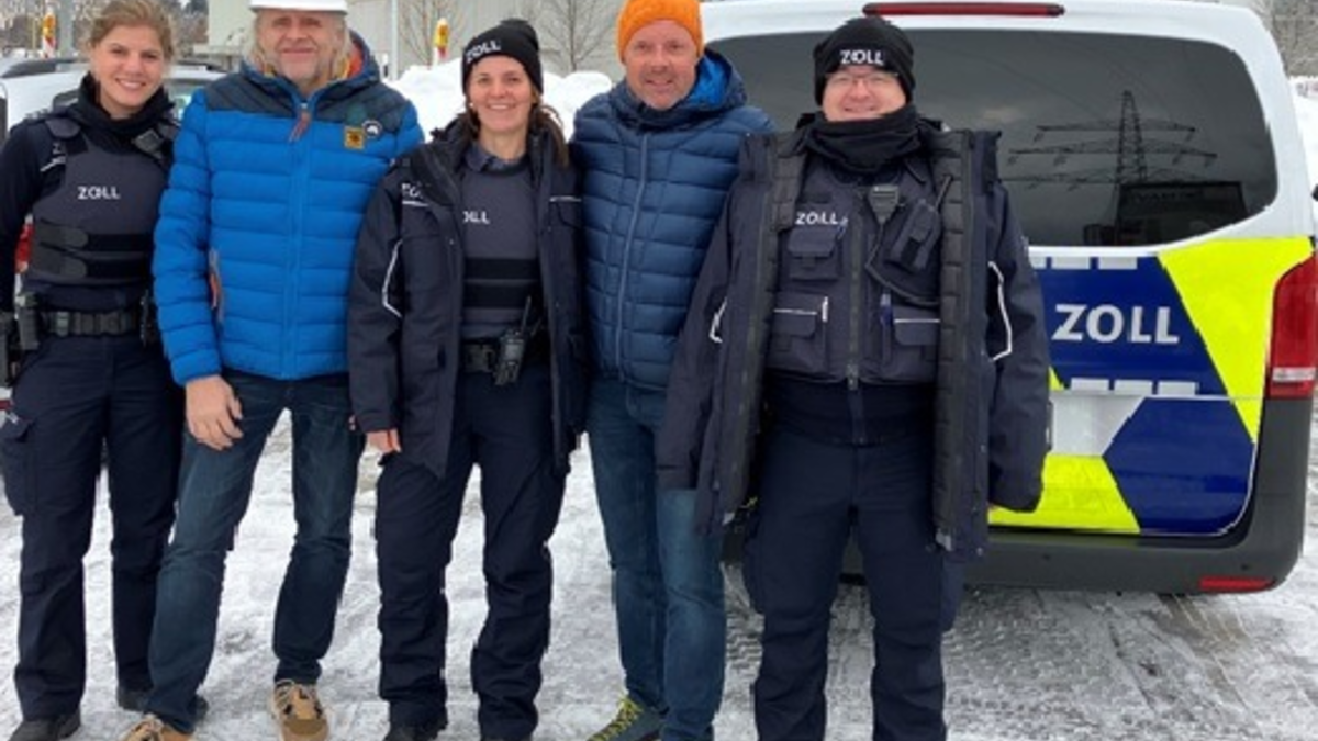 HZA-A: Österreichische und deutsche Behörden gemeinsam gegen Schwarzarbeit Kontrolle einer Baustelle im Landkreis Lindau - Foto: presseportal.de