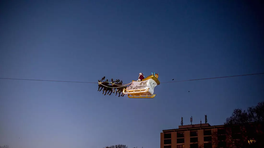 Der Weihnachtsmann bekommt bald wieder alle Hände voll zu tun. - Bild: Maja Hitij/dpa