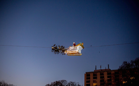 Der Weihnachtsmann bekommt bald wieder alle Hände voll zu tun. - Foto: Maja Hitij/dpa