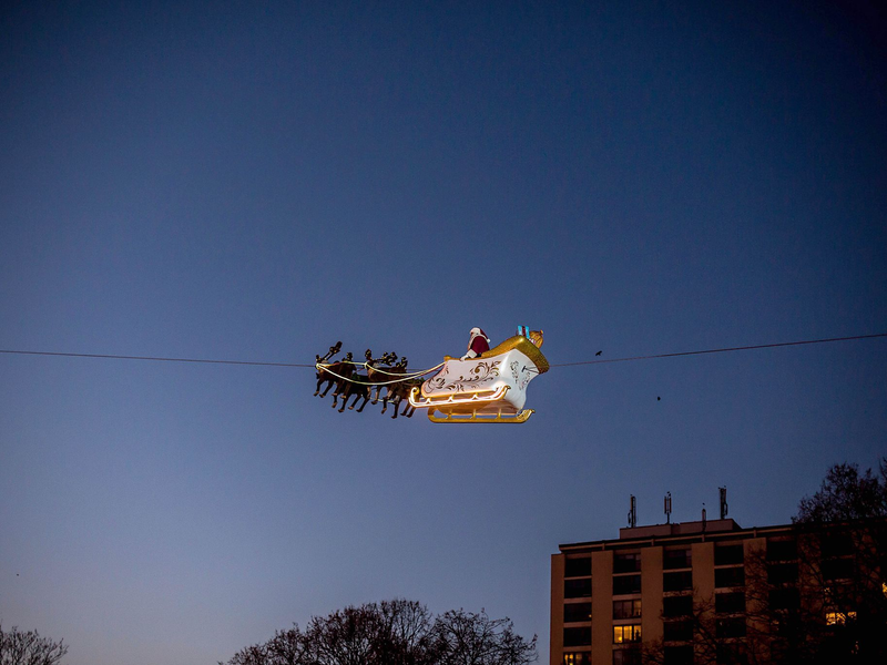 Der Weihnachtsmann bekommt bald wieder alle Hände voll zu tun. - Foto: Maja Hitij/dpa