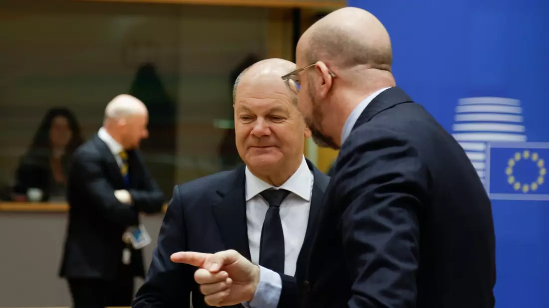Bundeskanzler Olaf Scholz im Gespräch mit EU-Ratspräsident Charles Michel. - Bild: Omar Havana/AP