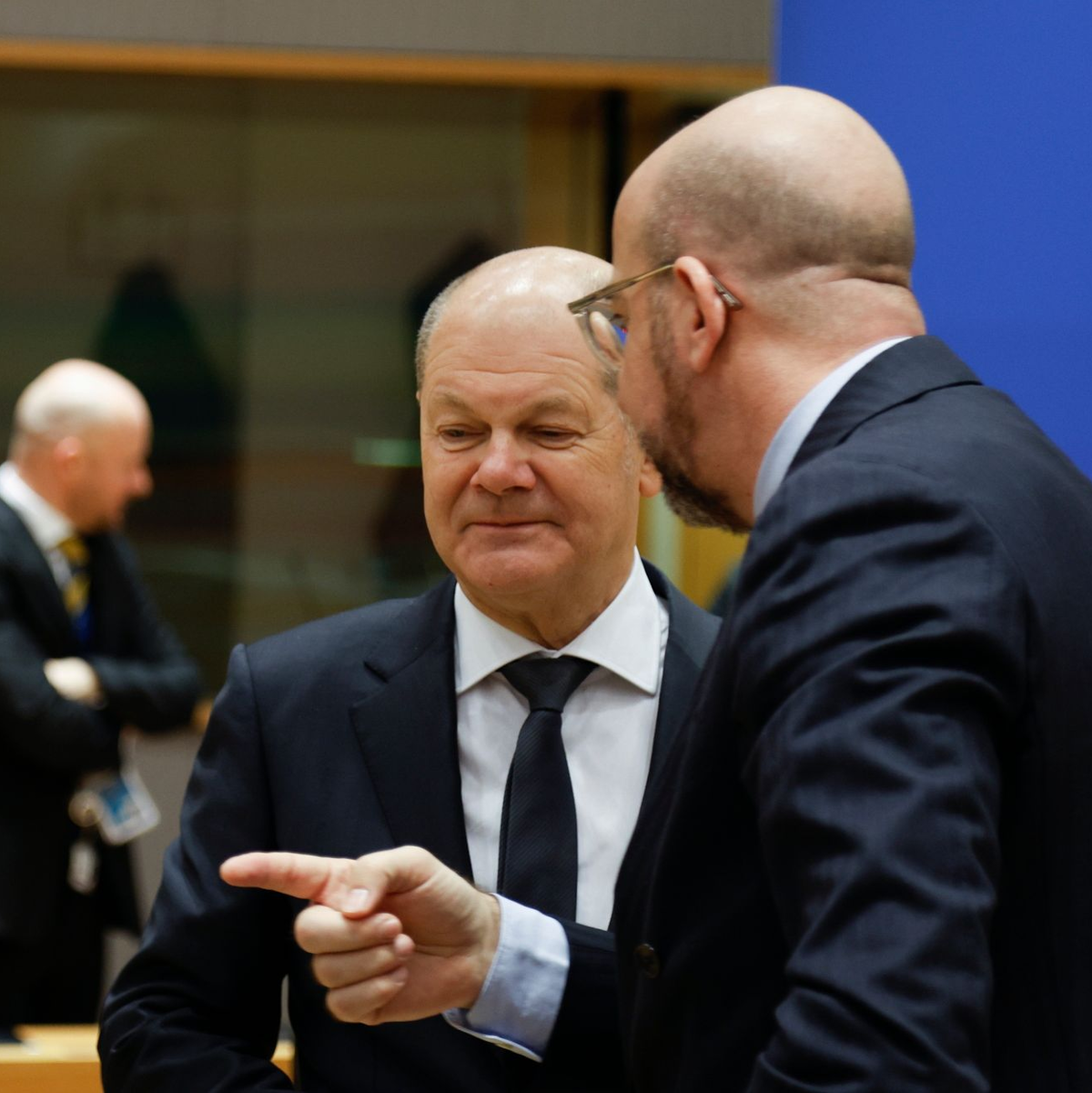 Bundeskanzler Olaf Scholz im Gespräch mit EU-Ratspräsident Charles Michel. - Foto: Omar Havana/AP