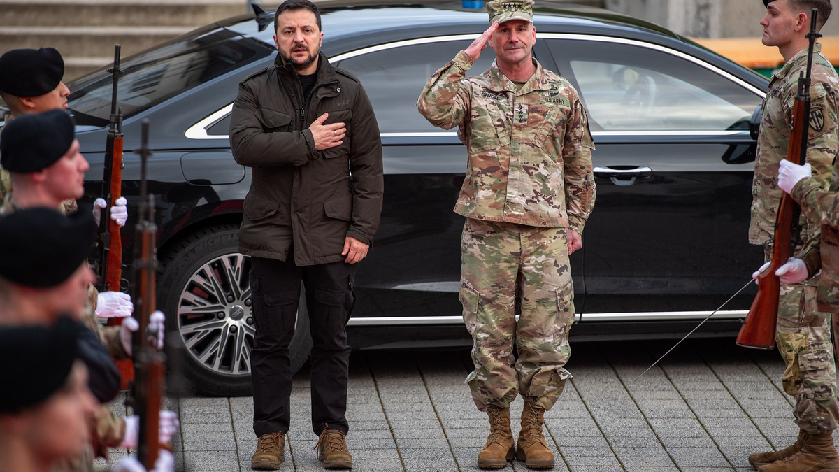 Der ukrainische Präsident Wolodymyr Selenskyj (l) und General Christopher Cavoli, Befehlshaber des U.S. European Command, in der Clay-Kaserne in Wiesbaden-Erbenheim. - Foto: Susanne Goebel/U.S. European Command Public Affairs/dpa