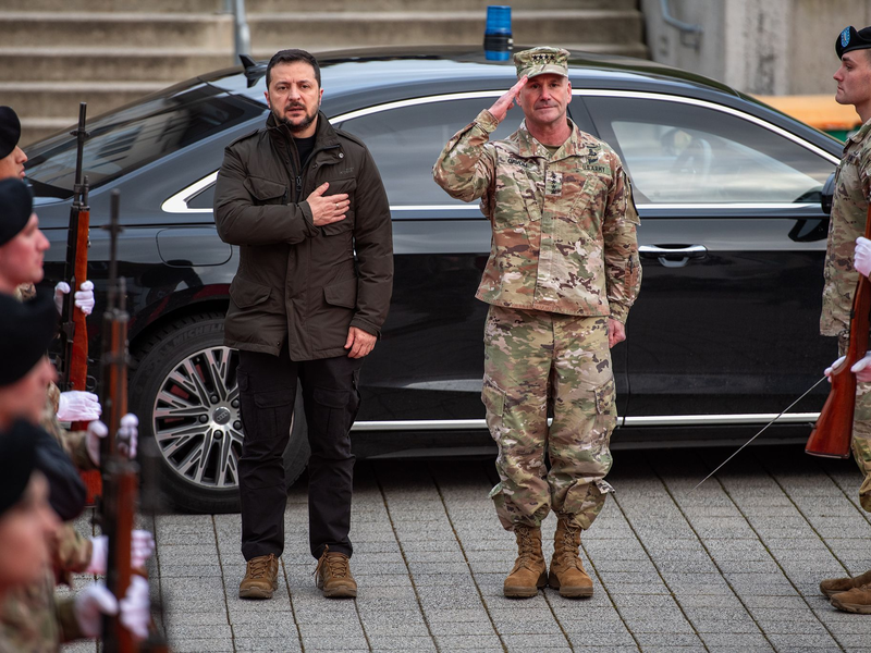 Der ukrainische Präsident Wolodymyr Selenskyj (l) und General Christopher Cavoli, Befehlshaber des U.S. European Command, in der Clay-Kaserne in Wiesbaden-Erbenheim. - Foto: Susanne Goebel/U.S. European Command Public Affairs/dpa