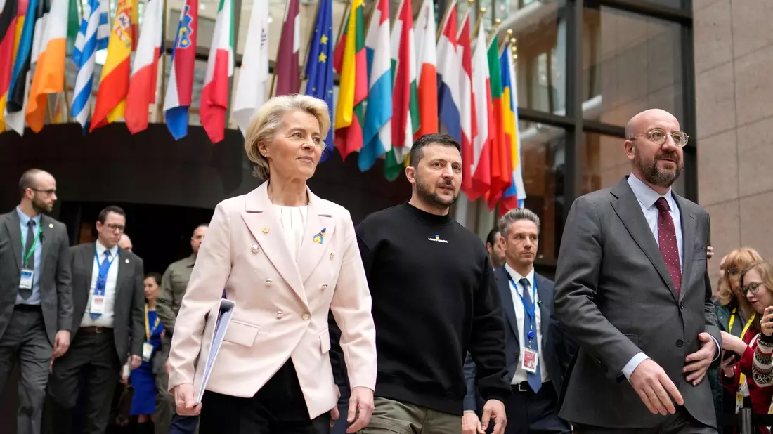 EU-Kommissionspräsidentin Ursula von der Leyen (l-r), Präsident der Ukraine Wolodymyr Selenskyj, und EU-Ratspräsident Charles Michel, bei dem EU-Gipfel in Brüssel. - Bild: Virginia Mayo/AP/dpa