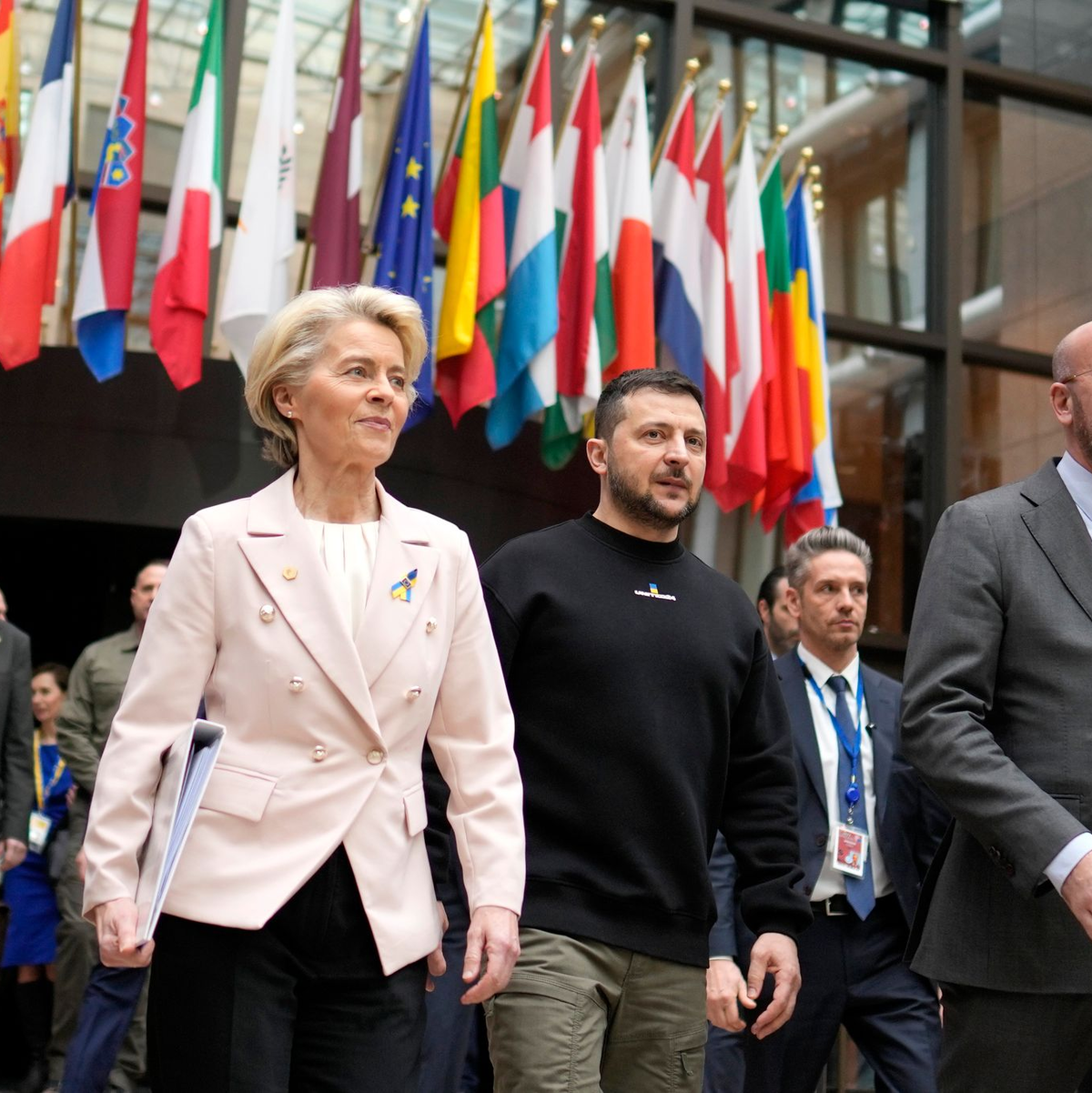 EU-Kommissionspräsidentin Ursula von der Leyen (l-r), Präsident der Ukraine Wolodymyr Selenskyj, und EU-Ratspräsident Charles Michel, bei dem EU-Gipfel in Brüssel. - Foto: Virginia Mayo/AP/dpa